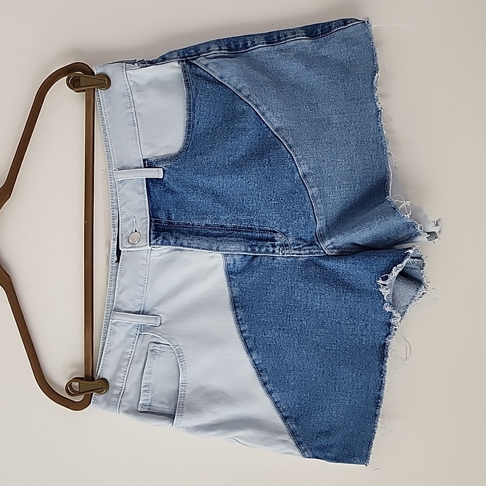 Hollister Two-Tone Light & Medium Blue Patchwork Denim Shorts - Picture 4 of 7